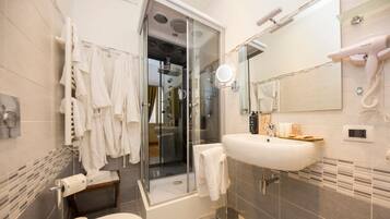 Doccia, bidet, asciugamani, shampoo
