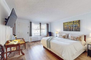 Internet, bed sheets - Dog-friendly lakefront condo with pool, canoes, & WiFi - in a perfect location (Flat Rock)