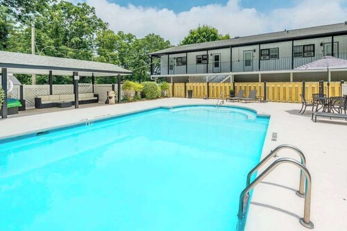 Lakefront corner condo with canoes, resort pool, tennis & firepit - dogs welcome