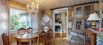 Classic cottage at Burntshirt Vineyards with 2 decks - steps from tasting room