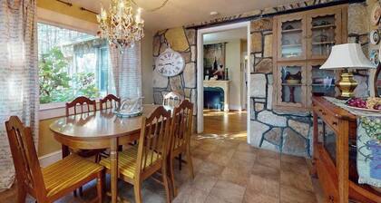 Classic cottage at Burntshirt Vineyards with 2 decks - steps from tasting room