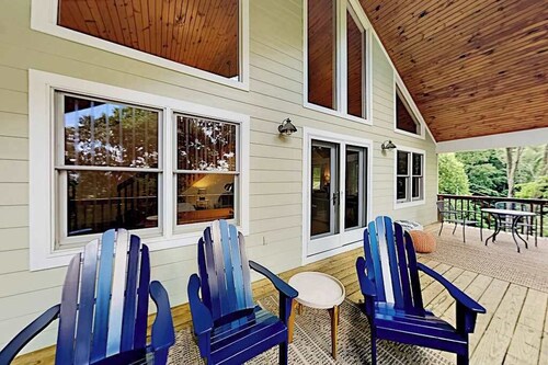 Private mountain hideaway with mountain views & large deck - close to Asheville