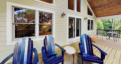 Private mountain hideaway with mountain views & large deck - close to Asheville