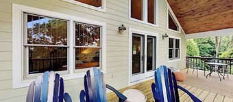 Private mountain hideaway with mountain views & large deck - close to Asheville