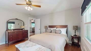 Desk, iron/ironing board, WiFi, bed sheets