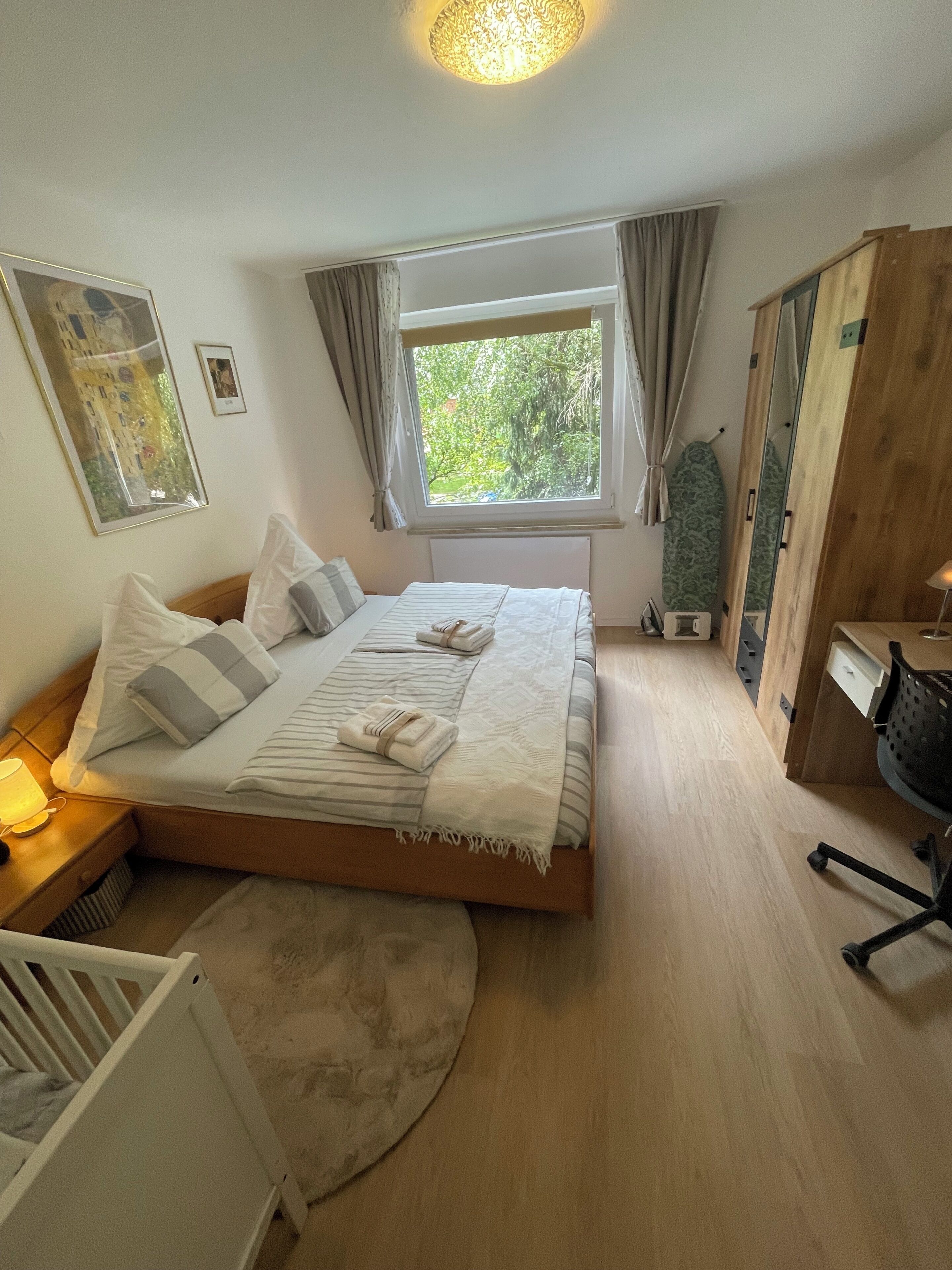 2 slaapkamers, een kluis op de kamer, een bureau