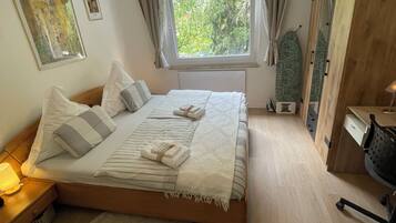 2 slaapkamers, een kluis op de kamer, een bureau