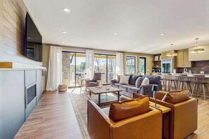 Ein modernes Wohnzimmer mit Sofa, Couchtisch und Kamin.