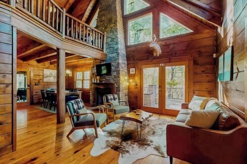 Lake Lure mountain cabin with spectacular views on 2 acres