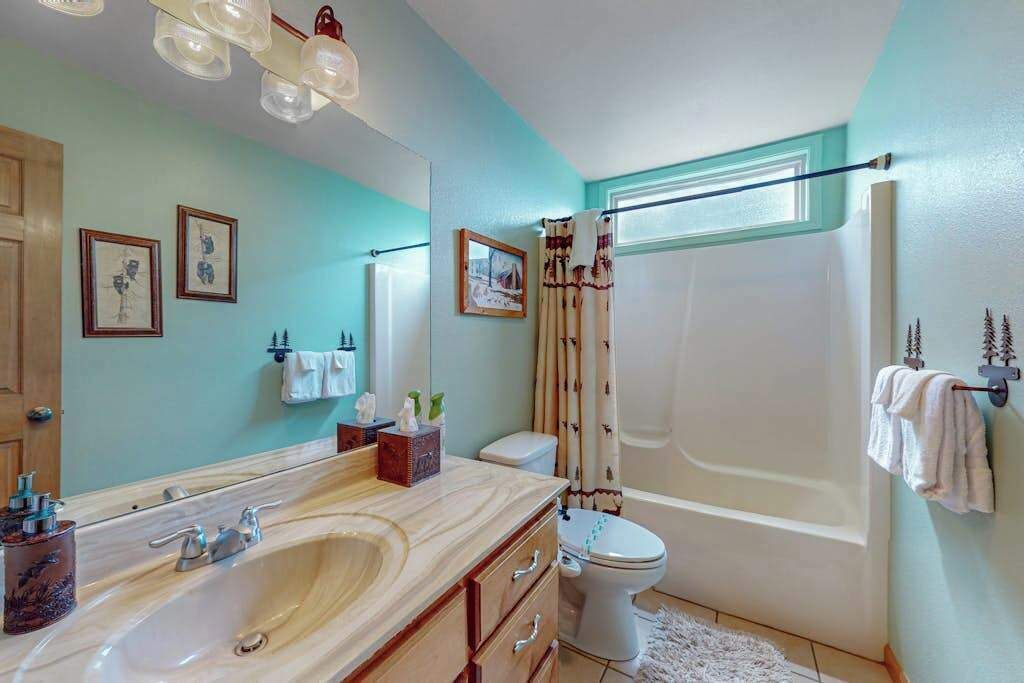 Un baño con un lavamanos grande, inodoro y bañera.