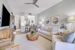 Living area - YOUR COASTAL RETREAT, WALK TO BEACH, SHOPPING AND 5TH AVE!!! (Naples)