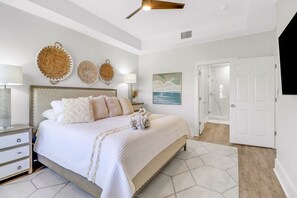 2 bedrooms, iron/ironing board, Internet, bed sheets - YOUR COASTAL RETREAT, WALK TO BEACH, SHOPPING AND 5TH AVE!!! (Naples)