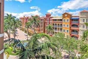Exterior - YOUR COASTAL RETREAT, WALK TO BEACH, SHOPPING AND 5TH AVE!!! (Naples)