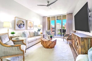 Living area - YOUR COASTAL RETREAT, WALK TO BEACH, SHOPPING AND 5TH AVE!!! (Naples)