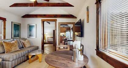 Charming Brevard cottage perfect for a getaway with local shops & breweries!