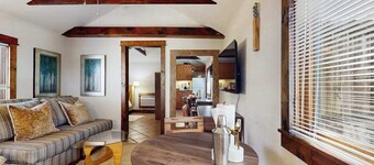 Charming Brevard cottage perfect for a getaway with local shops & breweries!