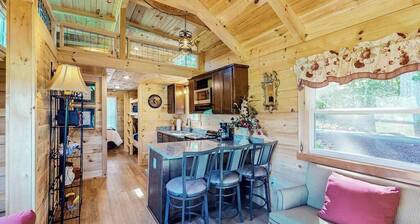 Scenic Cabin w/ Private Hot Tub, Amazing Views, & Covered Porch. Nearby Skiing