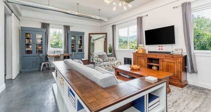 Desirable escape near downtown with firepit, fast WiFi, central AC & kitchenette