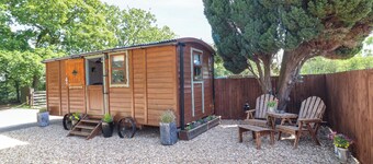Lake View Shepherds Hut