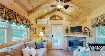 Cozy cabin with amazing views, private hot tub, & covered porch. Nearby skiing.
