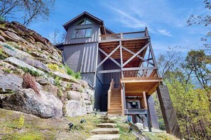 Eine mehrstöckige Holzkonstruktion mit einer Treppe, die zu einem Balkon führt.