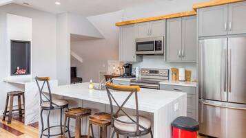 Fridge, microwave, oven, coffee/tea maker