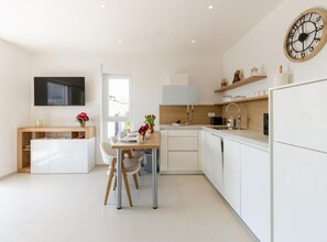 아파트 (One bedroom with sea view) | 전용 주방 | 냉장고