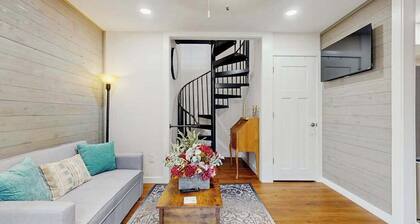 Charming Dog-friendly Home with Mountain Views, Full Kitchen & Hot tub