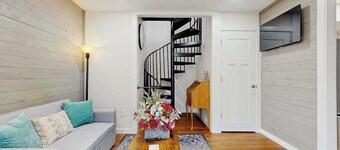 Charming Dog-friendly Home with Mountain Views, Full Kitchen & Hot tub
