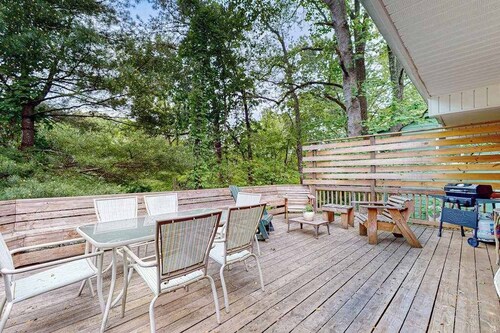 Charming Dog-Friendly home with Full Kitchen, A/C and Access to Community Amenit