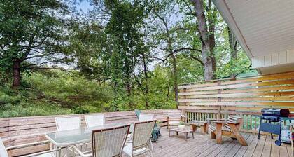 Charming Dog-Friendly home with Full Kitchen, A/C and Access to Community Amenit