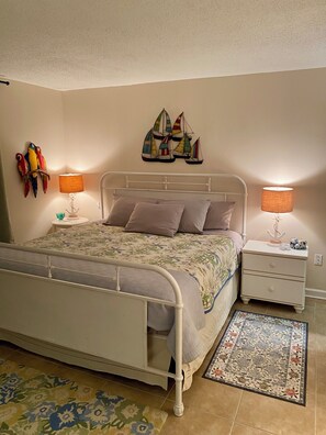 Room - Oceanfront 2-bedroom/2-bath condo in Gulf Shores one mile from popular Hangout (Gulf Shores)