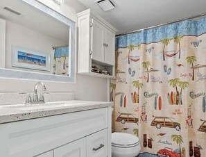Bathroom - Oceanfront 2-bedroom/2-bath condo in Gulf Shores one mile from popular Hangout (Gulf Shores)