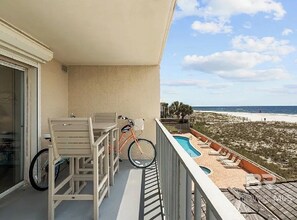 Outdoor dining - Oceanfront 2-bedroom/2-bath condo in Gulf Shores one mile from popular Hangout (Gulf Shores)
