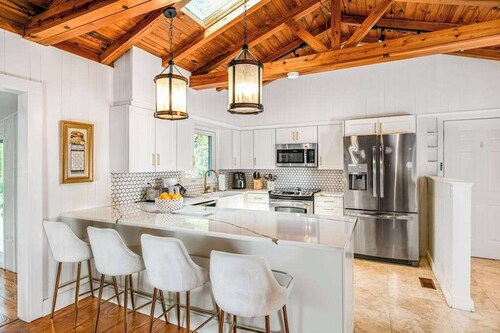 Modern lake-front home, dog-friendly, dock, hot tub, deck, pool, tennis, wifi