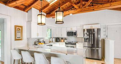 Modern lake-front home, dog-friendly, dock, hot tub, deck, pool, tennis, wifi