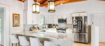 Modern lake-front home, dog-friendly, dock, hot tub, deck, pool, tennis, wifi