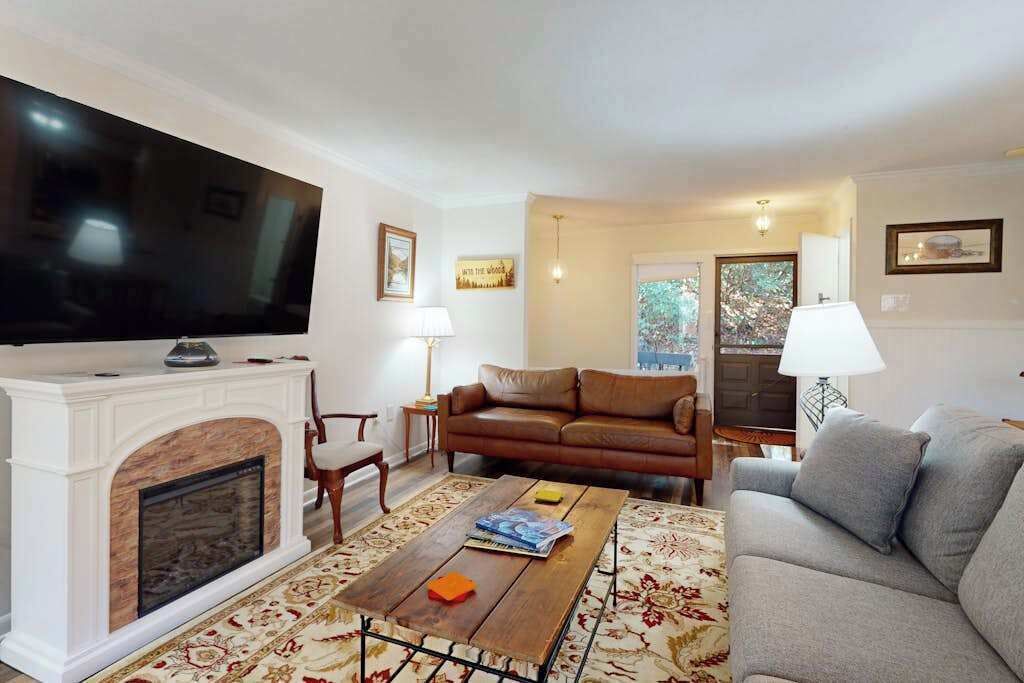 Mountain-view Condo With Pools, Hot Tub, Sauna, Tennis, Game Room, & Balcony - Cashiers, NC