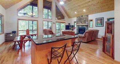 Relax by the river in Murphy: Spacious decks, stunning views, and endless advent