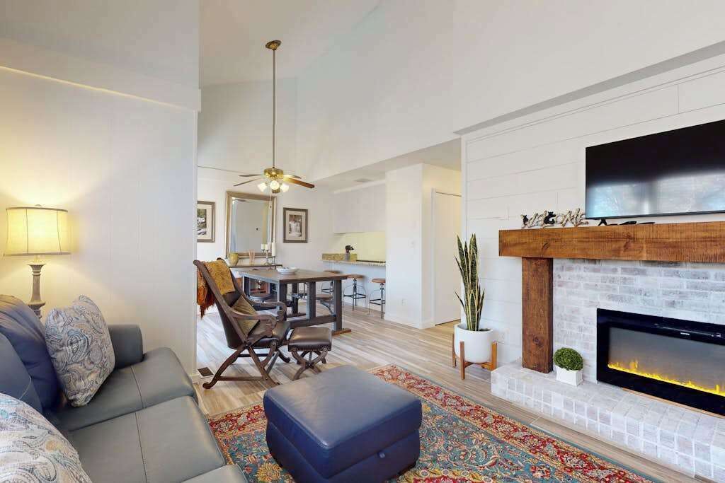 Two-story Resort Condo, Pools, Tennis, Golf & Lake Access. Dog Friendly - Cashiers, NC