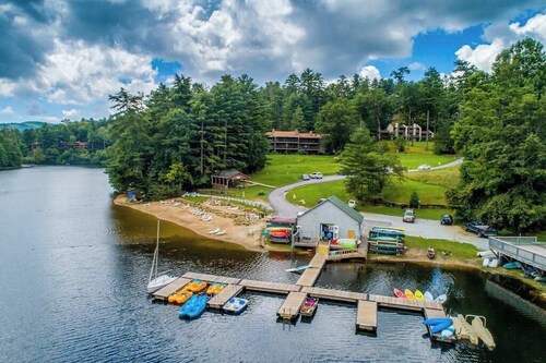 Two-story resort condo, pools, tennis, golf & lake access. Dog friendly