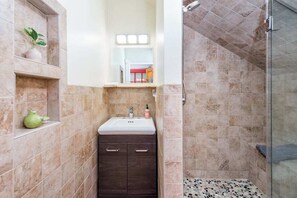 Dusche, Haartrockner, Handtücher