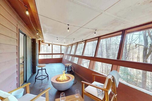 Updated tree-lined cabin with mountain view, and screened-in deck.