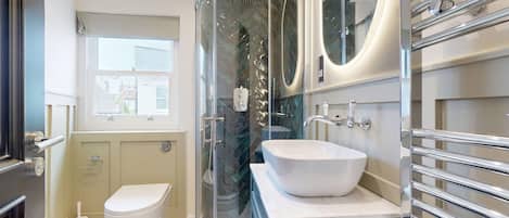 Dusche, Haartrockner, Handtücher, Seife