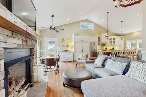 Stunning Lake Front with outdoor dining, gas fireplace, Wifi, and A/C