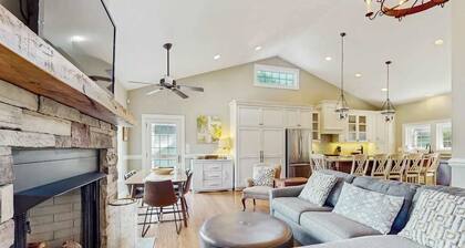 Stunning Lake Front with outdoor dining, gas fireplace, Wifi, and A/C