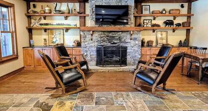 Luxurious escape in the heart of Lake Lure with Wifi and Private Porch