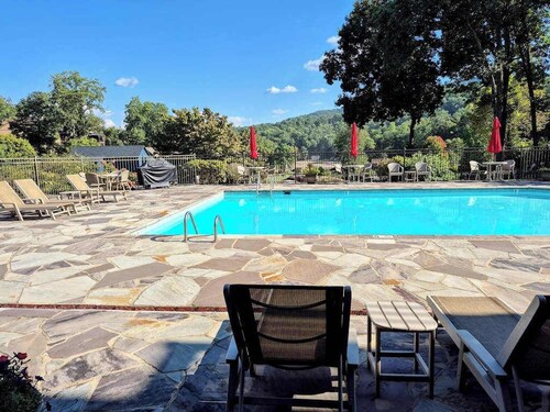 Luxurious escape in the heart of Lake Lure with Wifi and Private Porch