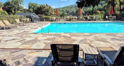 Luxurious escape in the heart of Lake Lure with Wifi and Private Porch