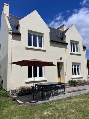 Outdoor dining - Presbytery of Saint Philibert (Trégunc)